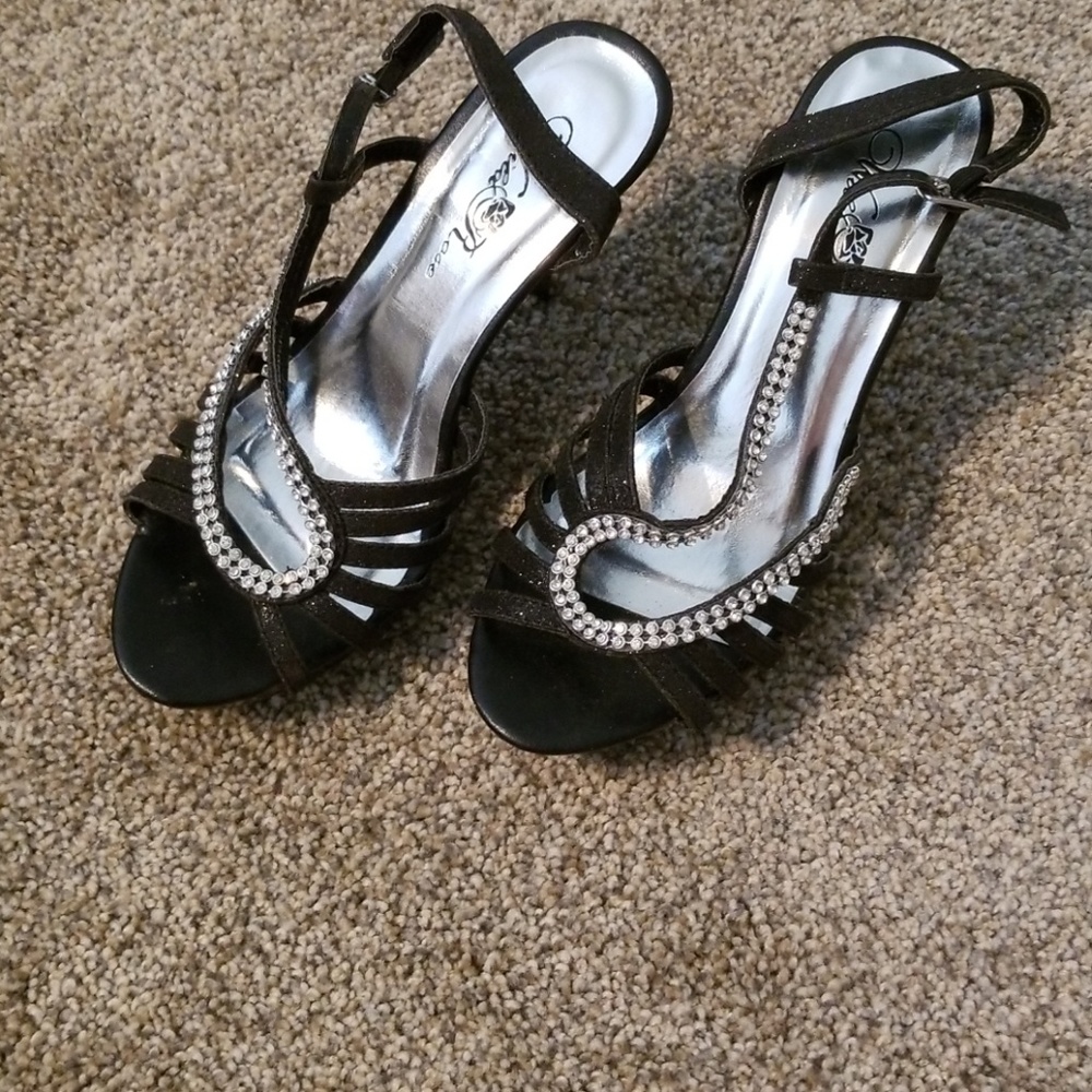 Cute black heels!